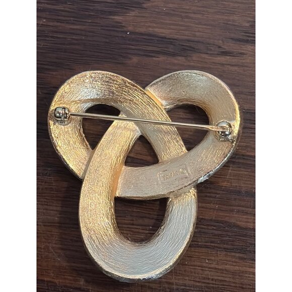 Vintage Crown Trifari Gold Tone Knot Brooch Pin Jewelry Accessory Elegant Design - Picture 2 of 4